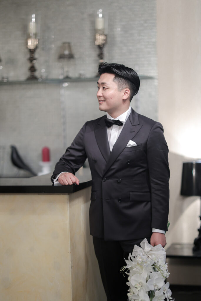 軽井沢の洗練された空間で、主役として輝く新郎。ダブルブレストのタキシードが醸し出す、シックでモダンなスタイル。アネーリ軽井沢の結婚式。