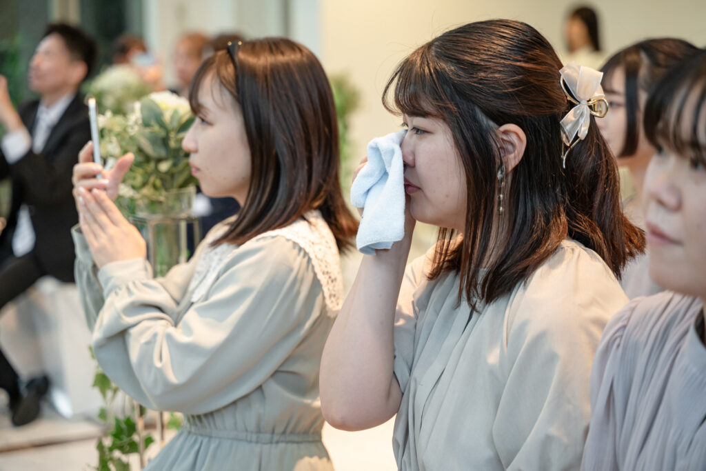 新郎新婦の想いが伝わり、思わず涙するゲスト。アネーリ軽井沢の結婚式は、家族・友人との絆を深めます。