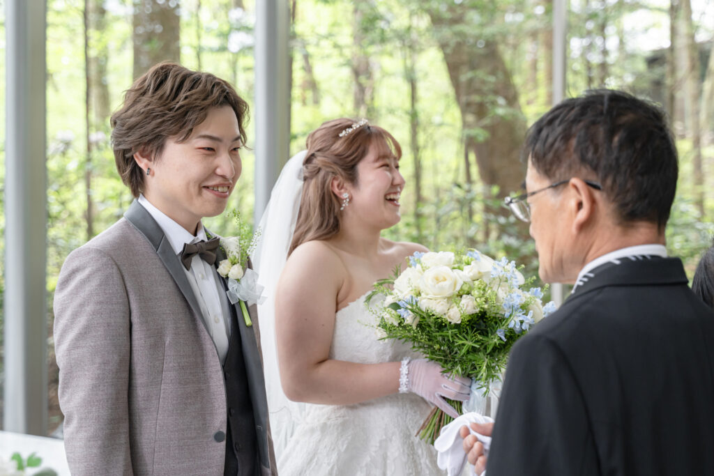 結婚式前の家族の笑顔!アネーリ軽井沢の軽井沢らしい空間で、親御様へ心からの感謝を伝える。