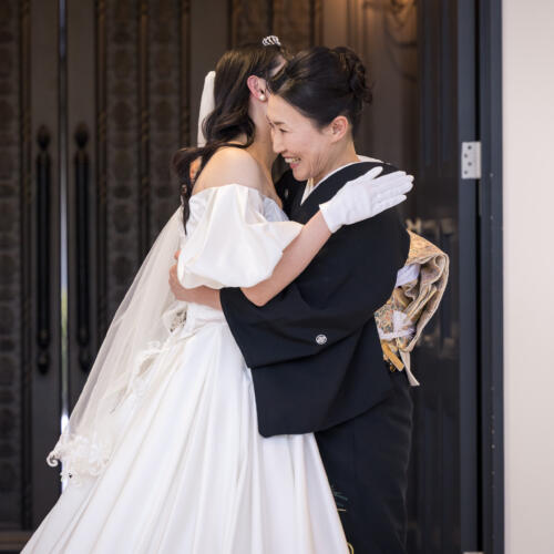 軽井沢での結婚式で伝える、今日までの感謝の気持ち。お母様との抱擁に、溢れる思いが伝わります。温かい涙と笑顔に包まれる家族の絆を大切に。
