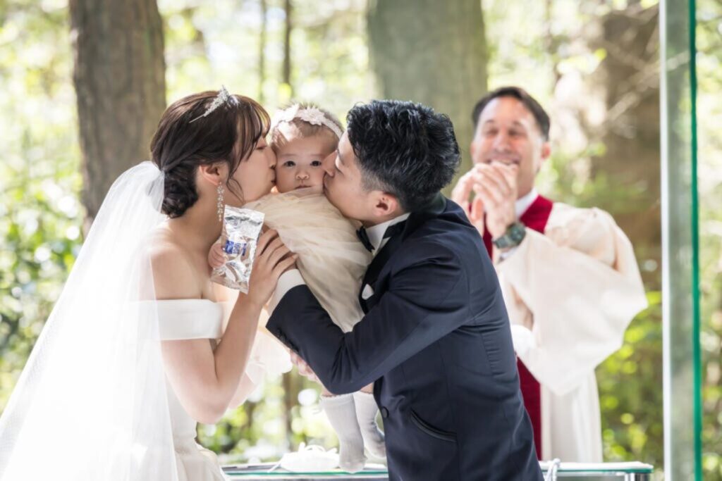 お子様を真ん中にサンドイッチキス！家族の絆を深める 感動のファミリー婚。軽井沢のチャペルで特別な思い出を。