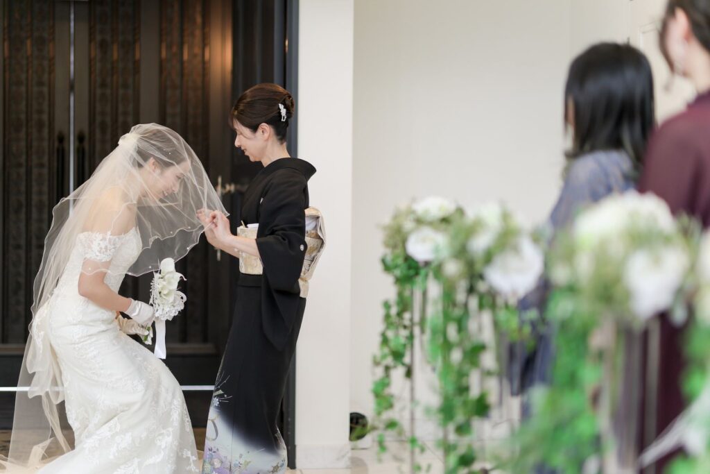 「幸せになってね」という母の深い愛を伝えるベールダウン。これまで見守ってくれた家族の絆を感じる、感動的な挙式の始まりです。軽井沢の森に佇むアネーリ軽井沢で、親御様への感謝を伝える特別なウェディングを。