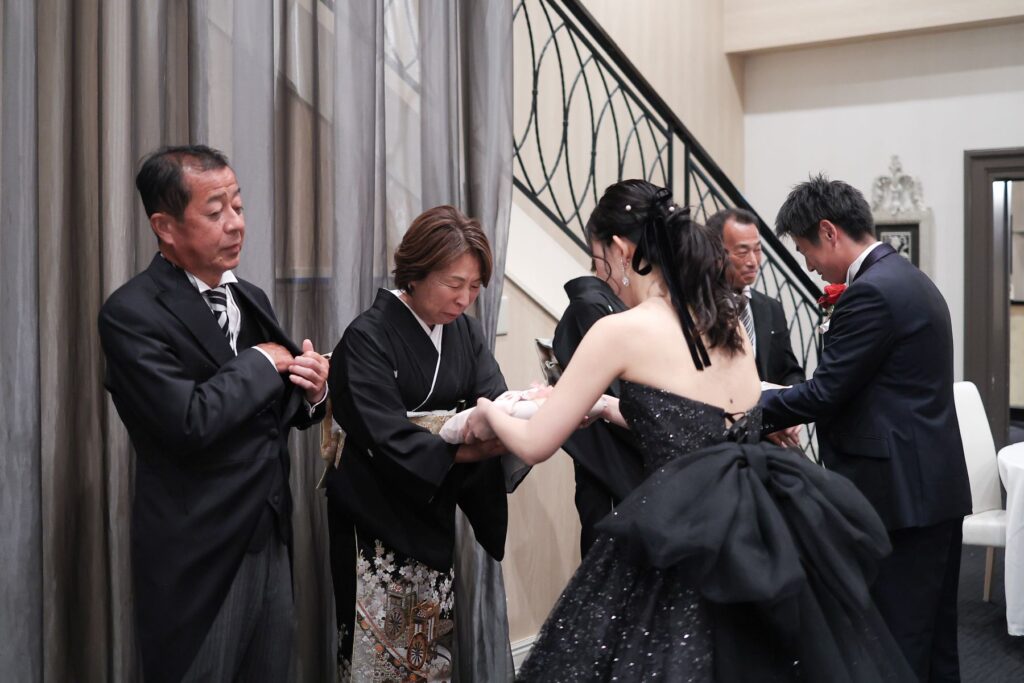 軽井沢の大自然に包まれた挙式は格別の感動。美しいチャペルと生演奏が、誓いの瞬間を心に深く刻みます。