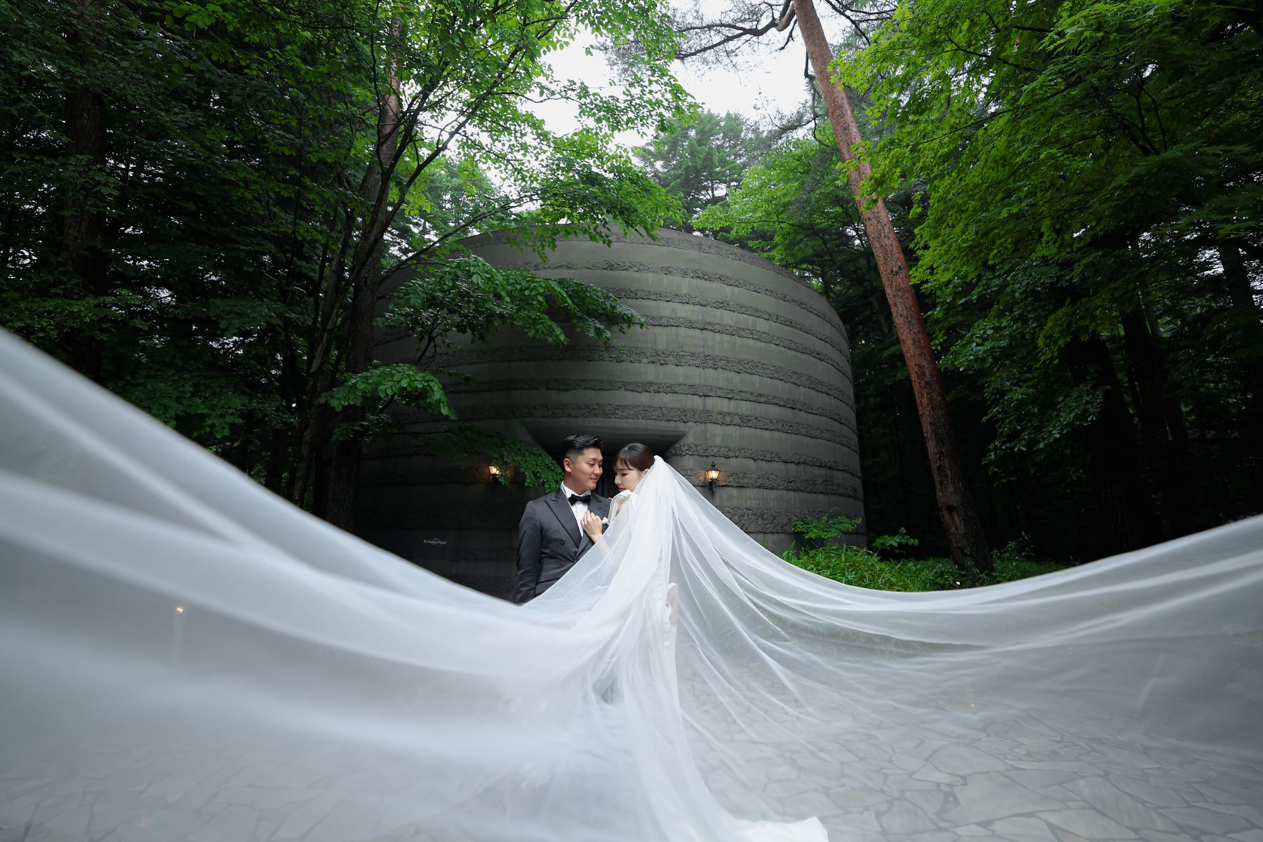 軽井沢の森でたなびくウェディングベール。ドラマティックで幻想的なロケーションフォトは、アネーリ軽井沢が誇る特別な一枚。おふたりのリゾートウエディングを形にします。