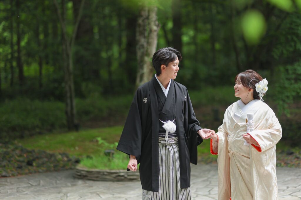 軽井沢の森の静けさの中で、永遠を誓う和婚のひととき。美しい和装のおふたりを、豊かな自然が優しく包み込みます。仏前式など、和の結婚式もアネーリ軽井沢で。