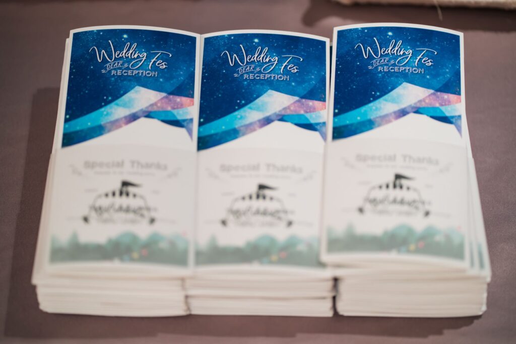 軽井沢の夜空がテーマ！「Wedding Fes」など、おふたりの特別なテーマを席次表に込めます。アネーリ軽井沢で叶える、自由で個性的な結婚式。