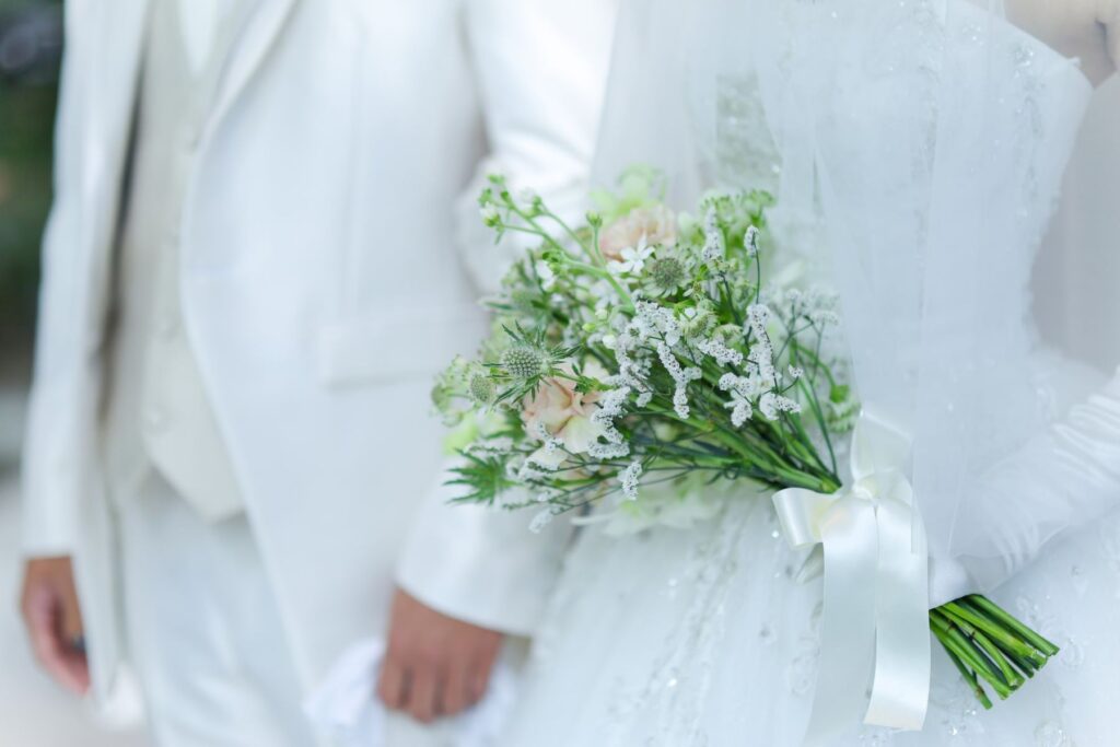 軽井沢の森に佇むガラス張りのチャペルを貸切って。キャンドルの灯りと静かな森の空気の中で、一生忘れられないロマンチックなサプライズをお手伝いします。