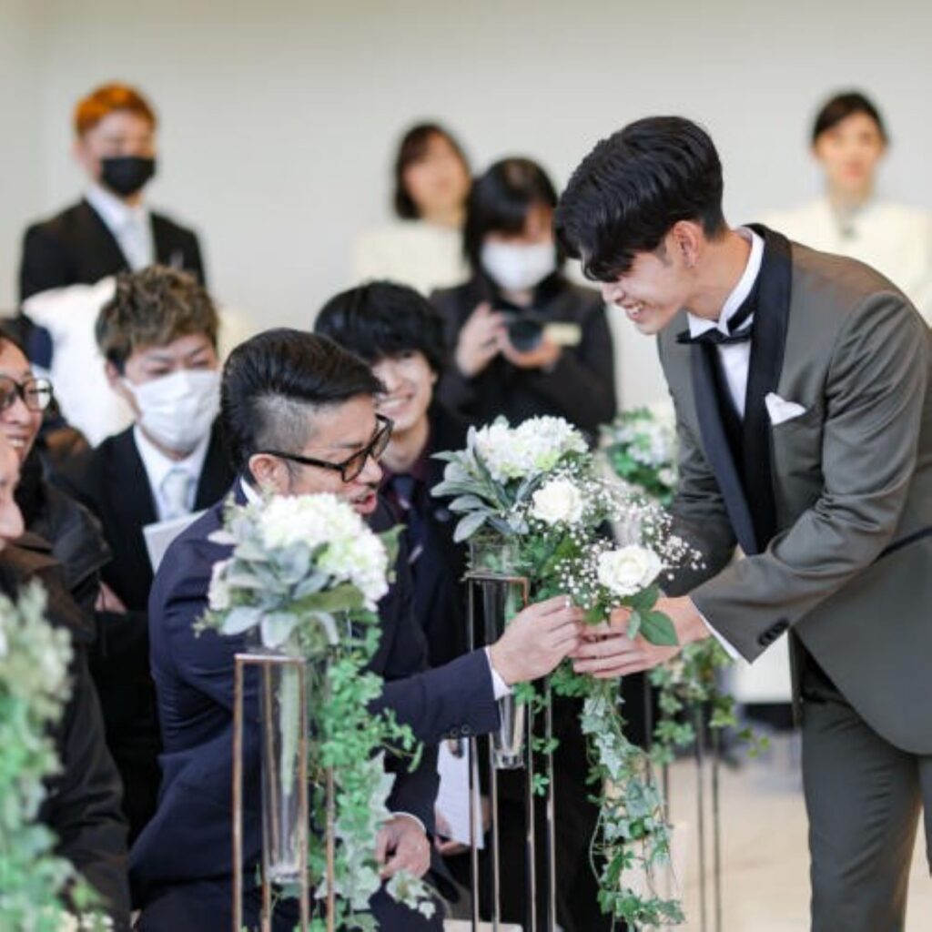 ダーズンローズセレモニーでゲストと絆を結ぶ。感謝の気持ちを伝える瞬間が、軽井沢の貸切邸宅を温かい感動で満たします。