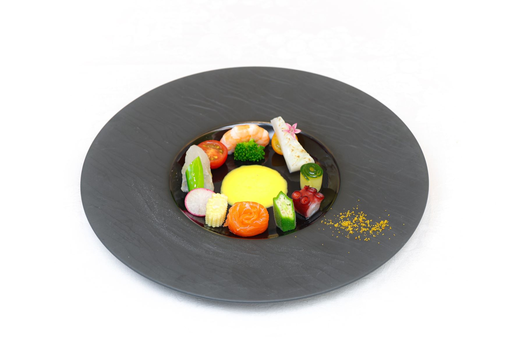 まるで軽井沢の庭園を思わせる、彩り豊かなオードブル。旬の食材と、芸術的なフレンチの技で、祝宴の始まりを華やかに演出。ゲストの心に残る上質なおもてなしを。