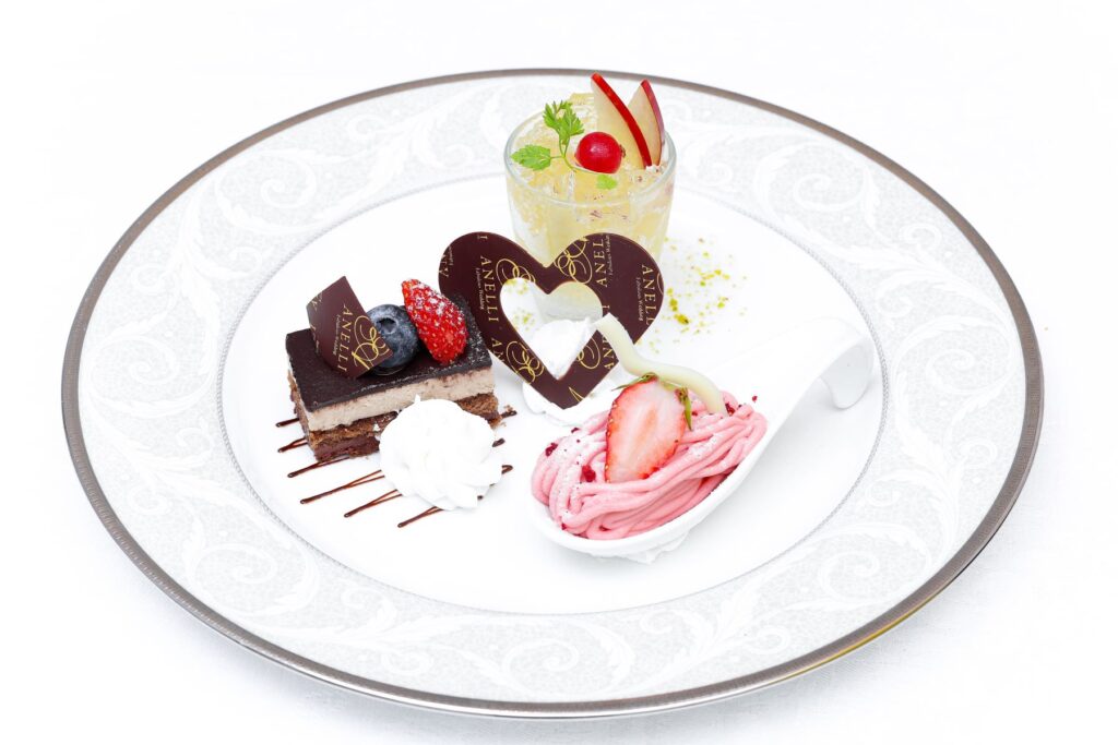 アネーリのロゴを刻んだチョコレートが、祝宴のフィナーレを飾ります。旬のフルーツと芸術的なデザートは、ゲストへの感謝を伝える甘美なおもてなしです。