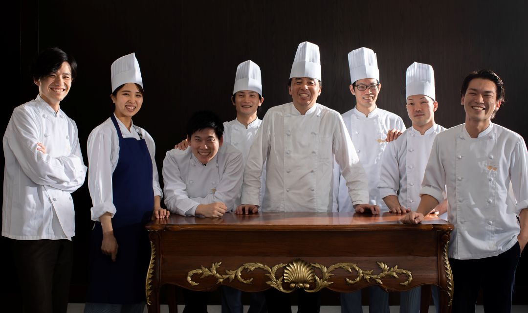 お二人の大切な一日を、笑顔のシェフチームが心を込めておもてなし。アネーリ軽井沢では、料理長率いるプロフェッショナル達が、最高のチームワークで記憶に残る一皿をお届けします。