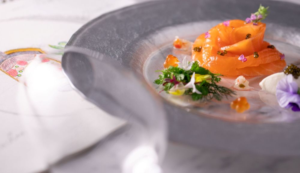 アネーリ軽井沢の結婚式を飾る高級フレンチのオードブル。スモークサーモンをバラに見立てて盛り付け、キャビアとイクラを添えた華やかな一皿。ゲストへのおもてなしを演出する特別な前菜。