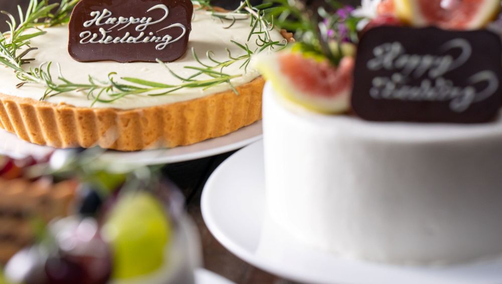 アネーリ軽井沢専属パティシエによるオリジナルウェディングケーキ。イチジクや季節のフルーツで飾り付けたナチュラルなケーキとタルト。軽井沢での結婚式を締めくくる美味しいデザートのおもてなし。