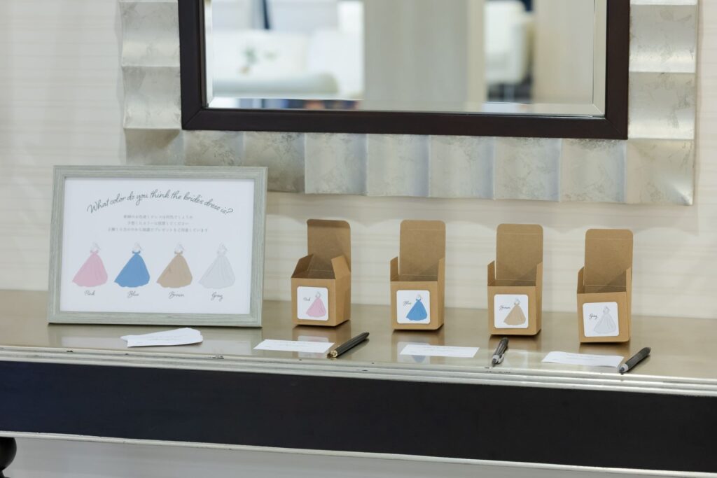 ゲストも盛り上がるドレス色当てクイズは、花嫁DIYの定番。お色直しのドレスを予想するこの演出は、ウェルカムスペースを彩り、おもてなしの気持ちを伝えます。