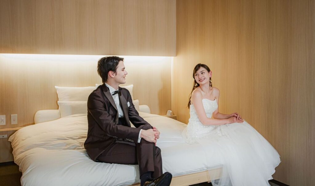 結婚式当日に宿泊可能なスイートルームでのリラックスした新郎新婦。軽井沢でのリゾートウェディングを叶える宿泊付き貸切ゲストハウスの設備を紹介。