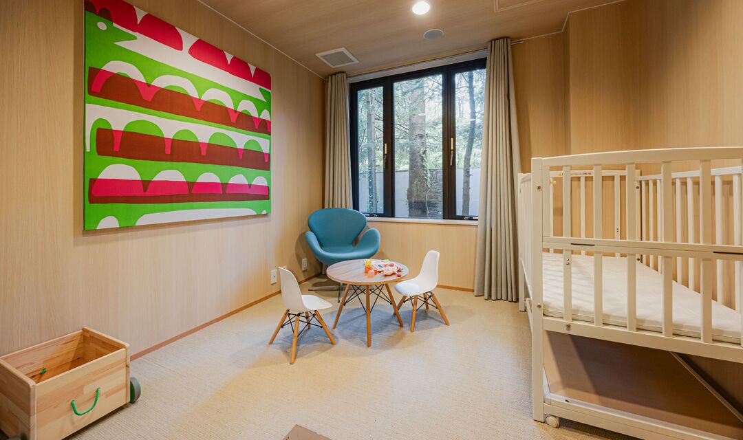 お子様連れのゲストも安心のキッズルーム。ベビーベッドやおもちゃを完備し、軽井沢での結婚式で子連れのゲストもゆったり楽しめる設備を提供。