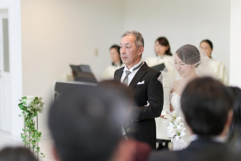 聖歌隊の歌声に包まれ、感謝を胸に父親と歩むバージンロード。軽井沢のチャペルで叶える、感動的な入場シーン。