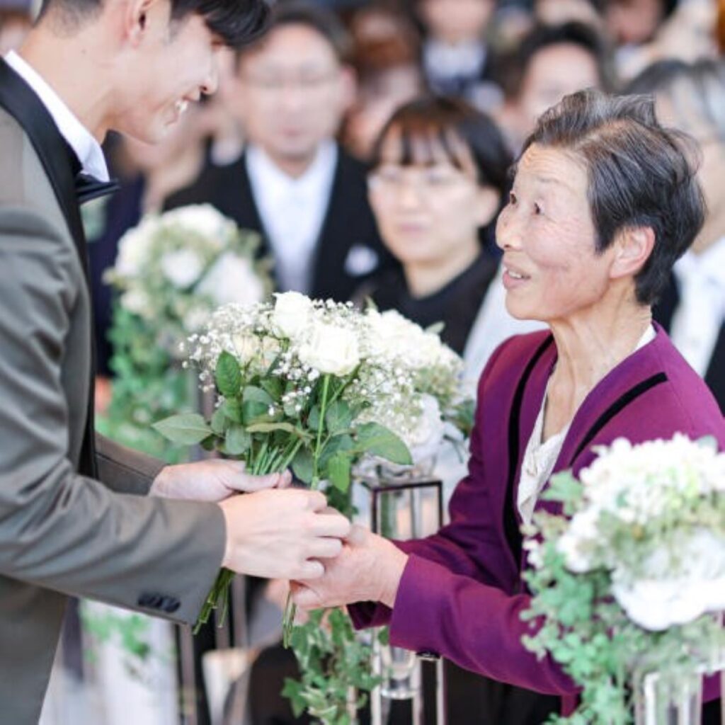 ダーズンローズセレモニーで誓う永遠の愛。ゲストから集めたブーケを手に、軽井沢のチャペルで感動的な愛のメッセージを。