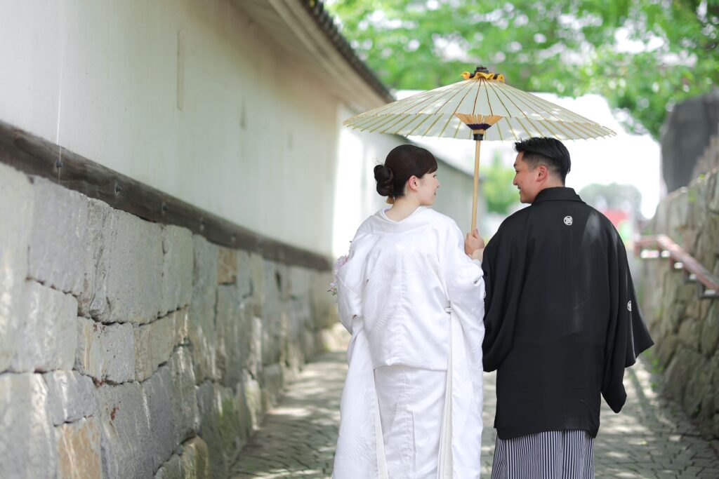 振り返り見つめ合う、ふたりだけの瞬間。紋付袴と白無垢で、日本の伝統美を軽井沢のロケーションで。アネーリ軽井沢が残す特別な一枚。