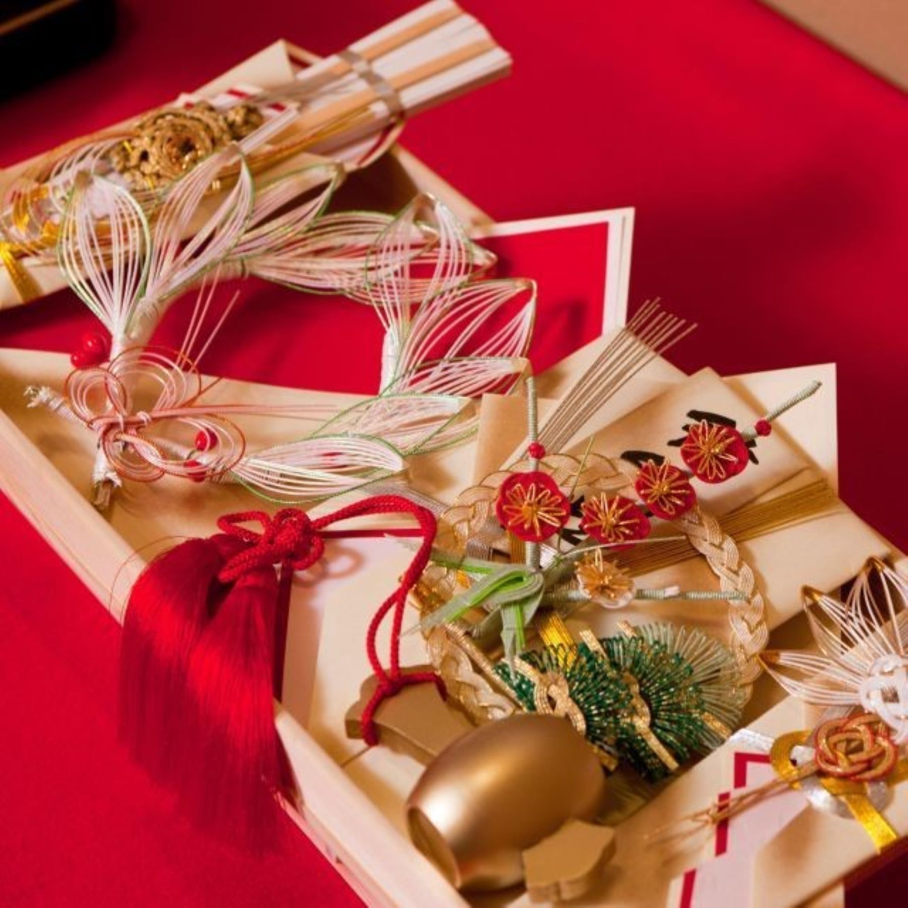 寿ぎ（ことほぎ）の心を表す結納品。この特別な瞬間を迎えるにふさわしい、和の雰囲気と品格を備えた空間で、ご両親にも喜んでいただける顔合わせ・結納の儀を。アネーリ軽井沢の貸切邸宅で、心に残る一日を。