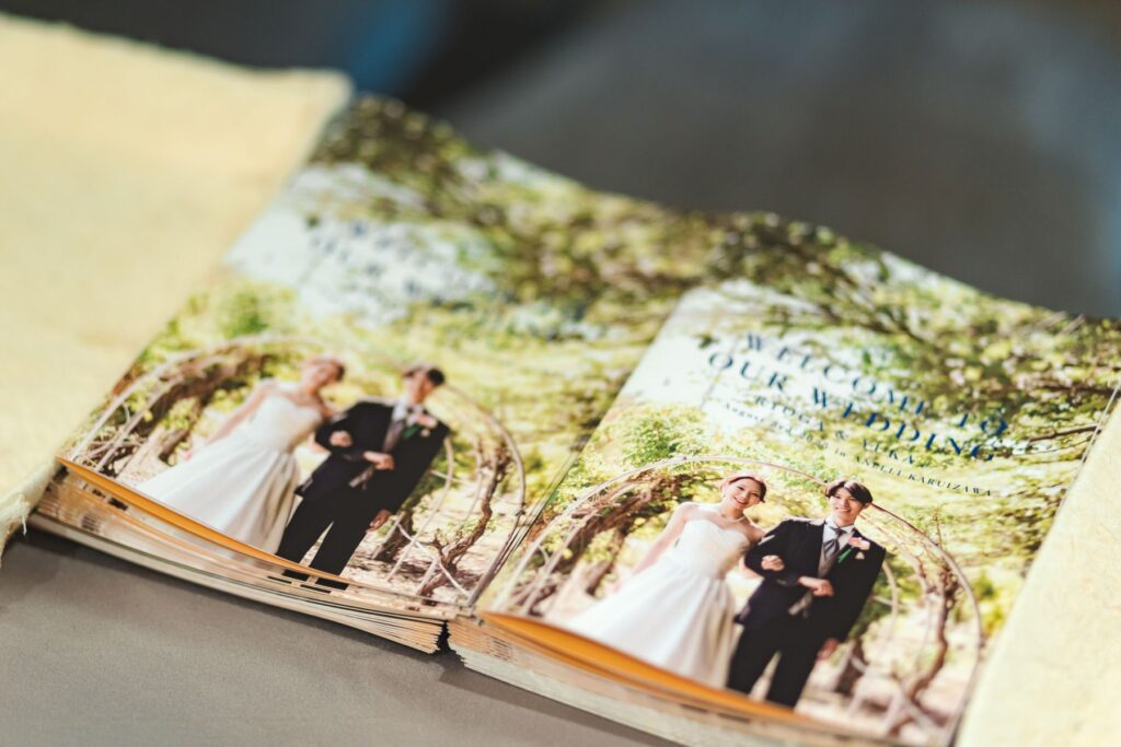 軽井沢の緑豊かなガーデンフォトを席次表に。ペーパーアイテムから結婚式のテーマを統一し、ゲストをお迎えします。アネーリ軽井沢で叶えるトータルコーデ。