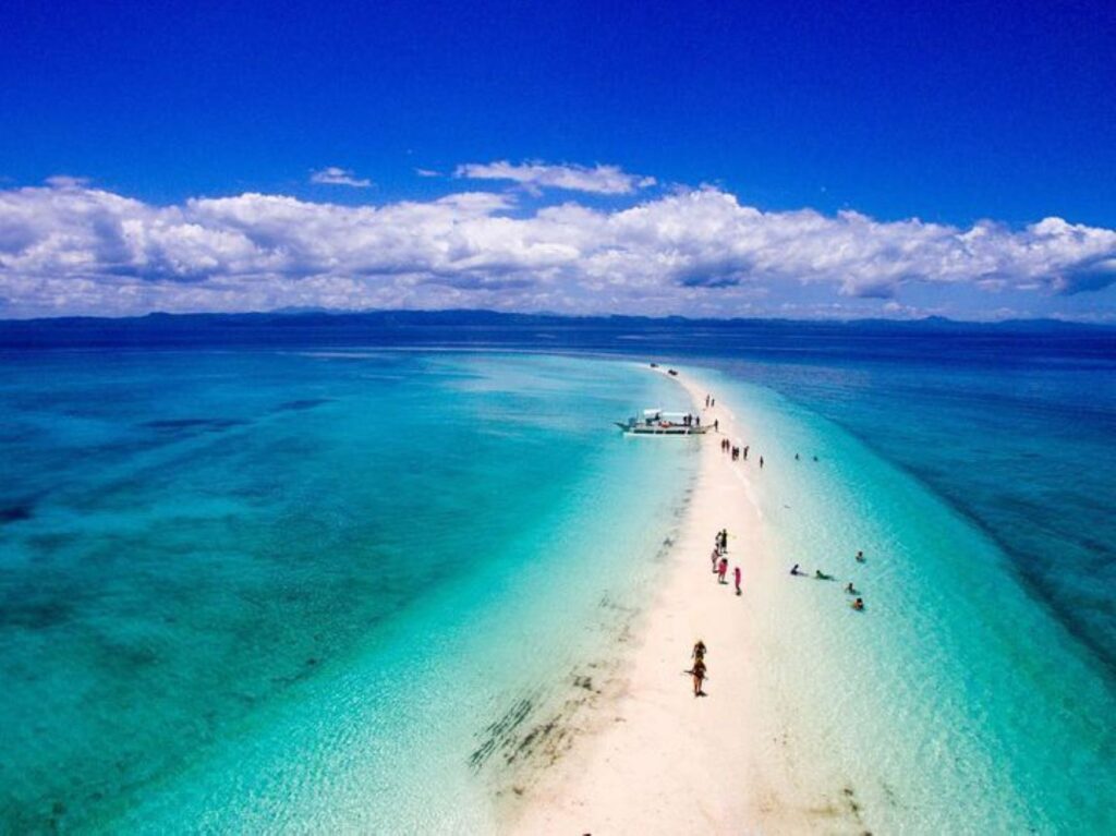 セブ島のハネムーンはカジュアルな雰囲気でリラックス。軽井沢での優雅な挙式と対照的な自由な旅を楽しんで。