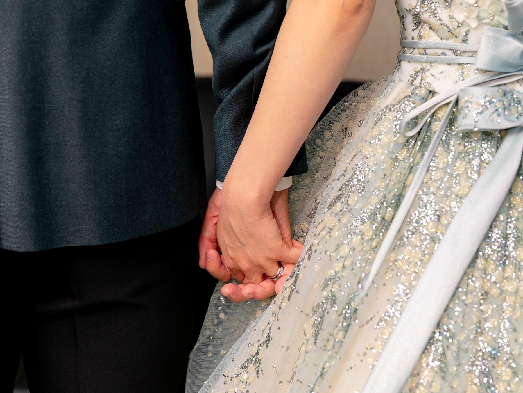 固く結ばれた手に輝く結婚指輪と、光を纏うカラードレス。一歩を踏み出す永遠の誓いを、軽井沢のアネーリ軽井沢で。心に残るリゾートウエディングを実現します。