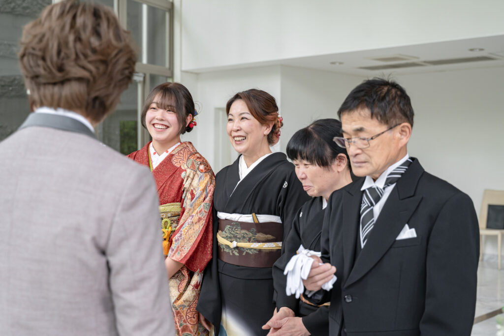 結婚式前の家族の笑顔!アネーリ軽井沢の軽井沢らしい空間で、親御様へ心からの感謝を伝える。