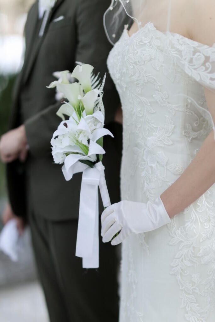 お洒落な装花の前で、幸せいっぱいの笑顔。思い出に残るフォトジェニックな一枚を。