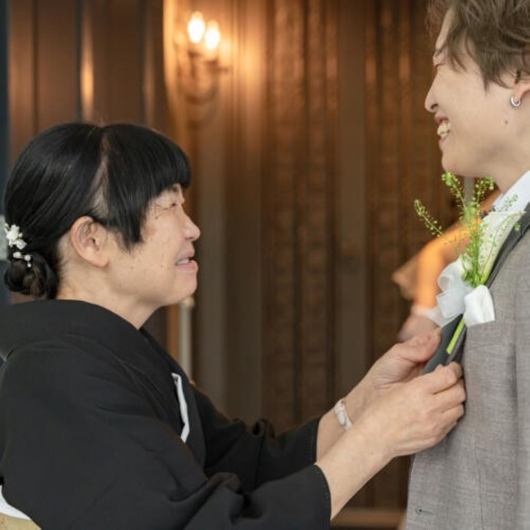 最高の笑顔で送り出す母の愛。結婚式を控えた新郎様への心温まるおもてなし。