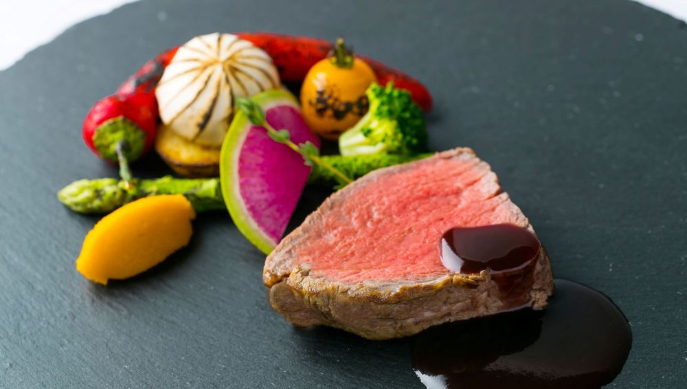 アネーリ軽井沢の料理長渾身のメインディッシュ。信州プレミアム牛のローストと彩り豊かな高原野菜を黄金の器に芸術的に盛り付け。贅沢な婚礼料理で心に残るおもてなしを。