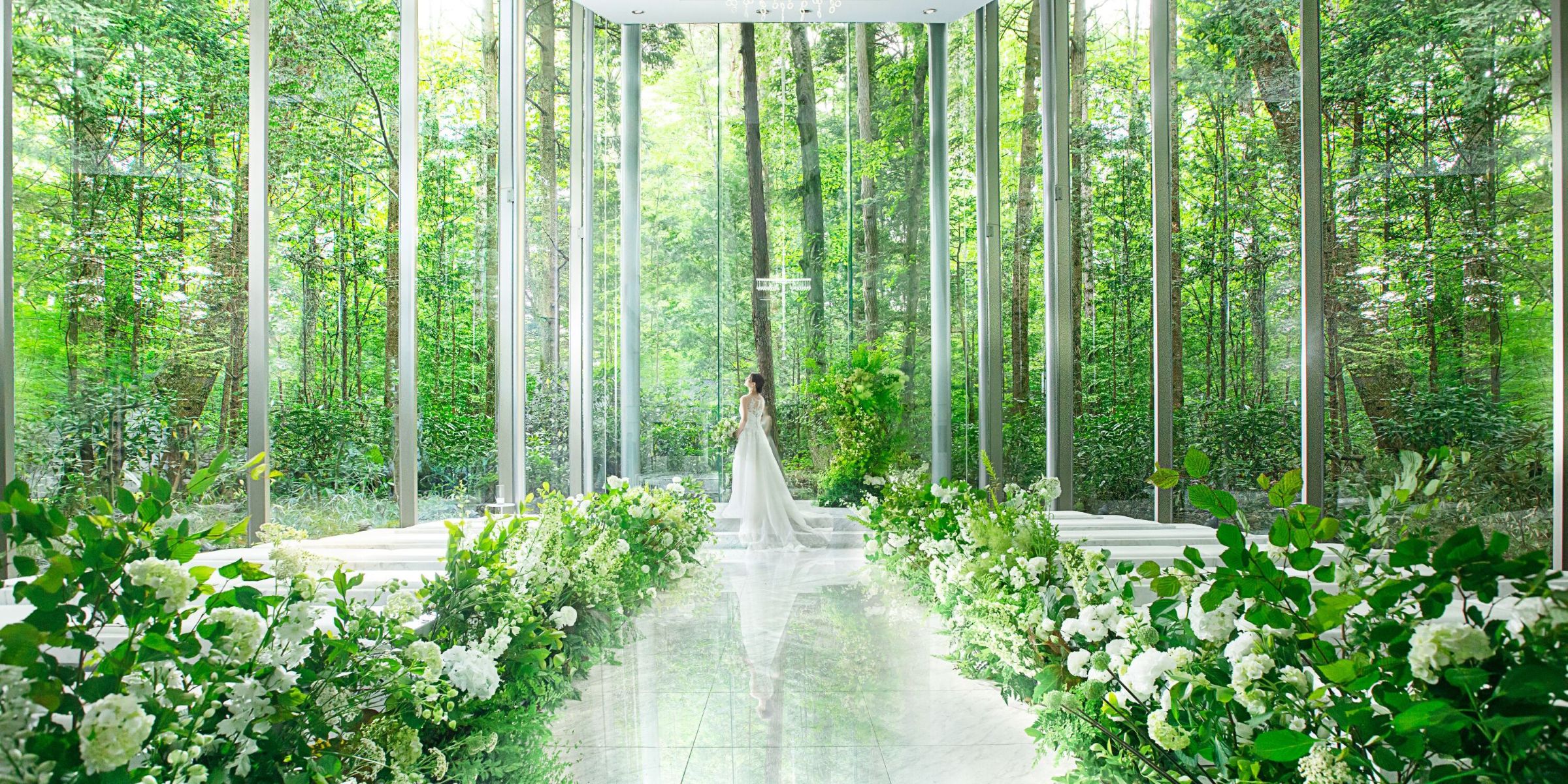 日本の美しいチャペル100選受賞。純白のバージンロードに、窓から見える木々が美しく映り込む。アネーリ軽井沢の森のチャペルは、鳥のさえずりや風の音が聞こえる神聖な空間。心に残る、本物のナチュラルウエディングを。