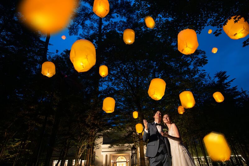 プライベートな軽井沢の貸切邸宅で叶えるナイトウェディング。夜空を彩るランタンにゲストの願いを乗せて放つ感動的な演出。アネーリ軽井沢のロマンチックで特別な結婚式の様子。