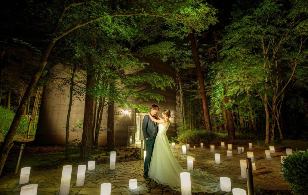 アネーリ軽井沢のナイトウェディング。キャンドルを並べた森の中で、新郎新婦のロケーションフォトを撮影。軽井沢の自然を活かした幻想的な結婚式。