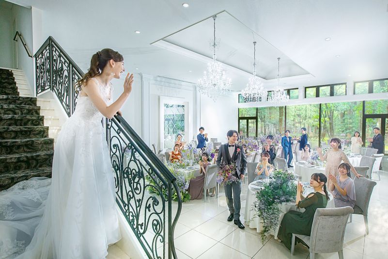 優雅な大階段からの入場は、まるで映画のヒロインのよう。アネーリ軽井沢のクラシカルな会場が、お二人の登場をドラマチックに演出します。ゲストからの喝采を浴び、憧れのパーティが幕を開けます。