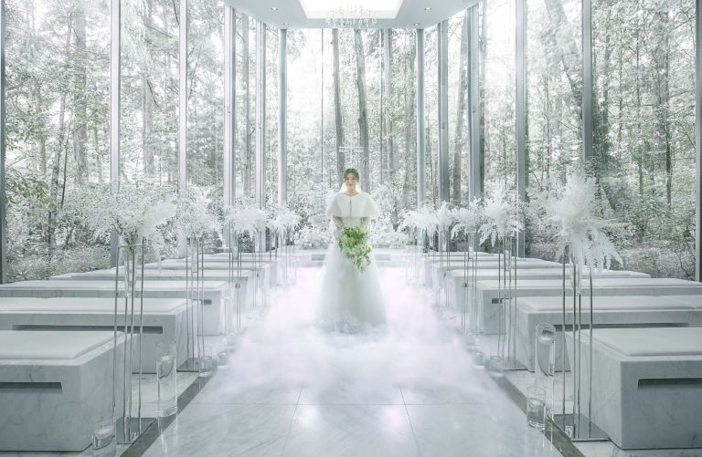 アネーリ軽井沢の冬のウェディング。白い霧と装花が演出する幻想的なチャペル。雪景色が美しい軽井沢の森で叶える、純白のリゾート婚の挙式。
