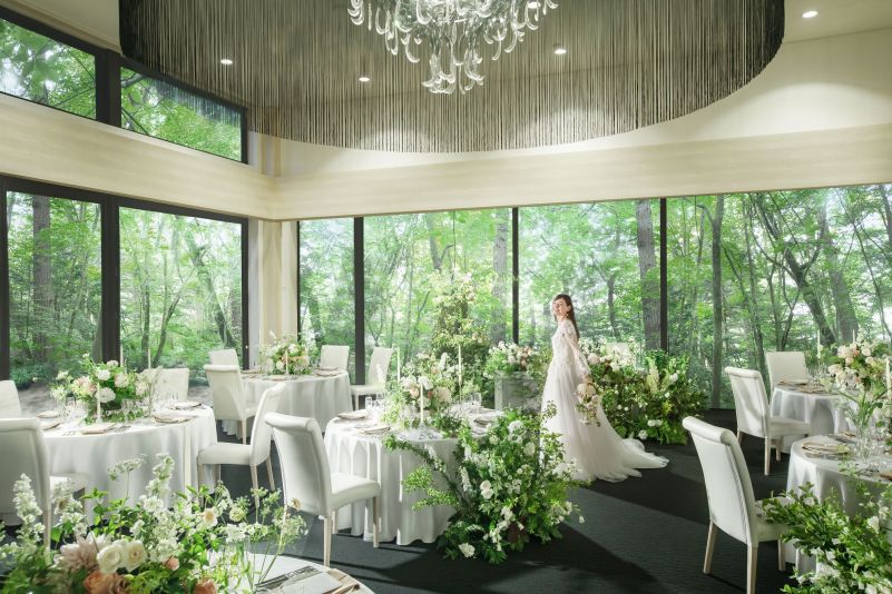 森のパノラマビューが広がる、光に満ちた披露宴会場。アネーリ軽井沢では、四季の移ろいを背景に美食を味わう、贅沢な時間をお約束します。ゲストの記憶に深く刻まれる一日を。
