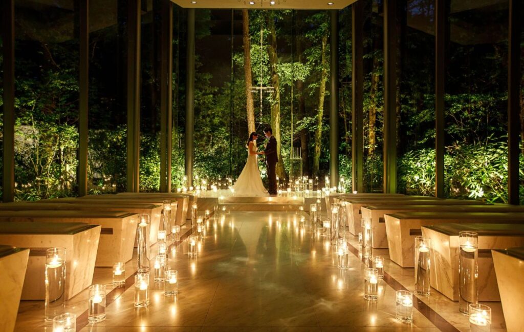 軽井沢の森に佇むガラスのチャペル。無数のキャンドルが灯るナイトウェディング。アネーリ軽井沢で叶える、ロマンティックな夜の結婚式。