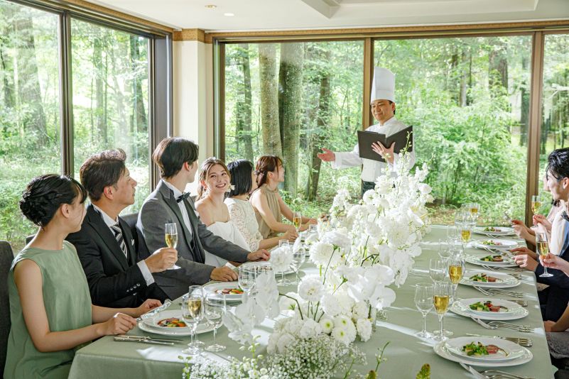 少人数ウエディングだから叶う、シェフからお二人とゲストへの特別なおもてなし。料理に込めた想いを直接お届けすることで、祝宴がさらに心温まるものに。軽井沢の美食を心ゆくまでご堪能ください。