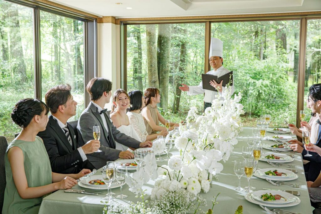 物語の始まりを祝う乾杯