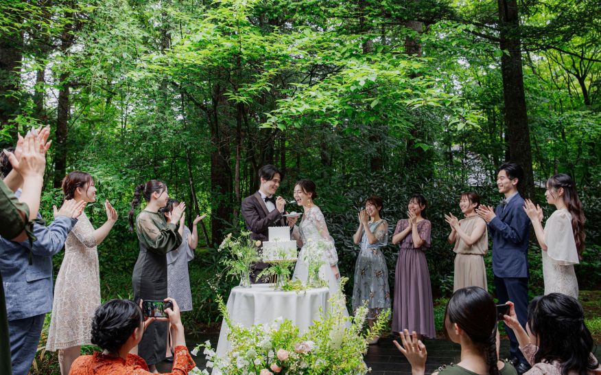 ゲストの楽しそうな歓声に包まれて、愛情いっぱいのファーストバイト。アネーリ軽井沢のガーデンパーティーは、笑顔あふれるシャッターチャンスの連続。最高の瞬間を、美しい写真で残しませんか。