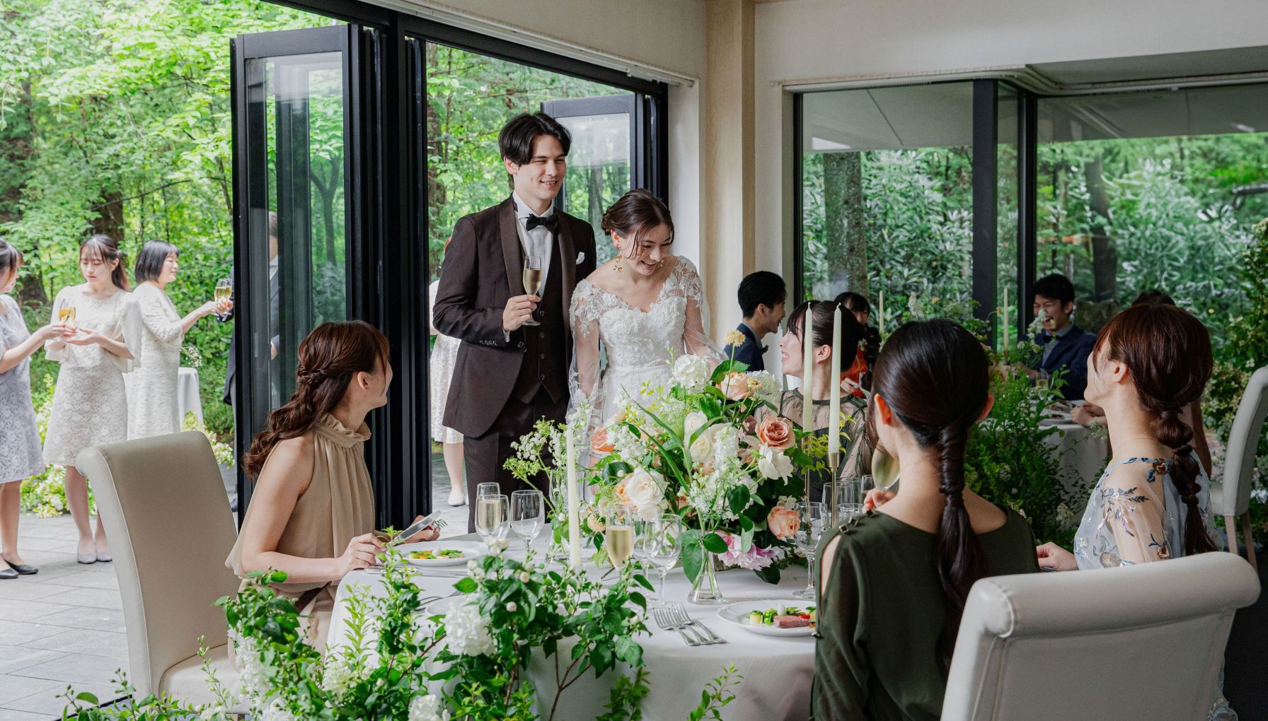 ガーデンと会場を自由に行き来しながら、ゲストと語らうリラックスしたパーティー。アネーリ軽井沢の貸切空間なら、軽井沢の自然を満喫できる、開放的でアットホームな一日が叶います。