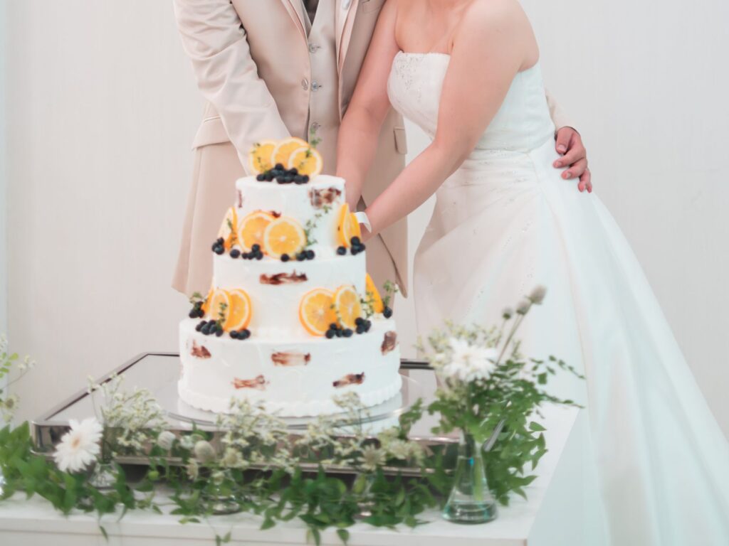 軽井沢の爽やかなウエディングに映える、オレンジとベリーが鮮やかなオリジナルケーキ。おふたりの特別な瞬間を彩る、パティシエ特製のウェディングケーキとおもてなしをアネーリ軽井沢で。