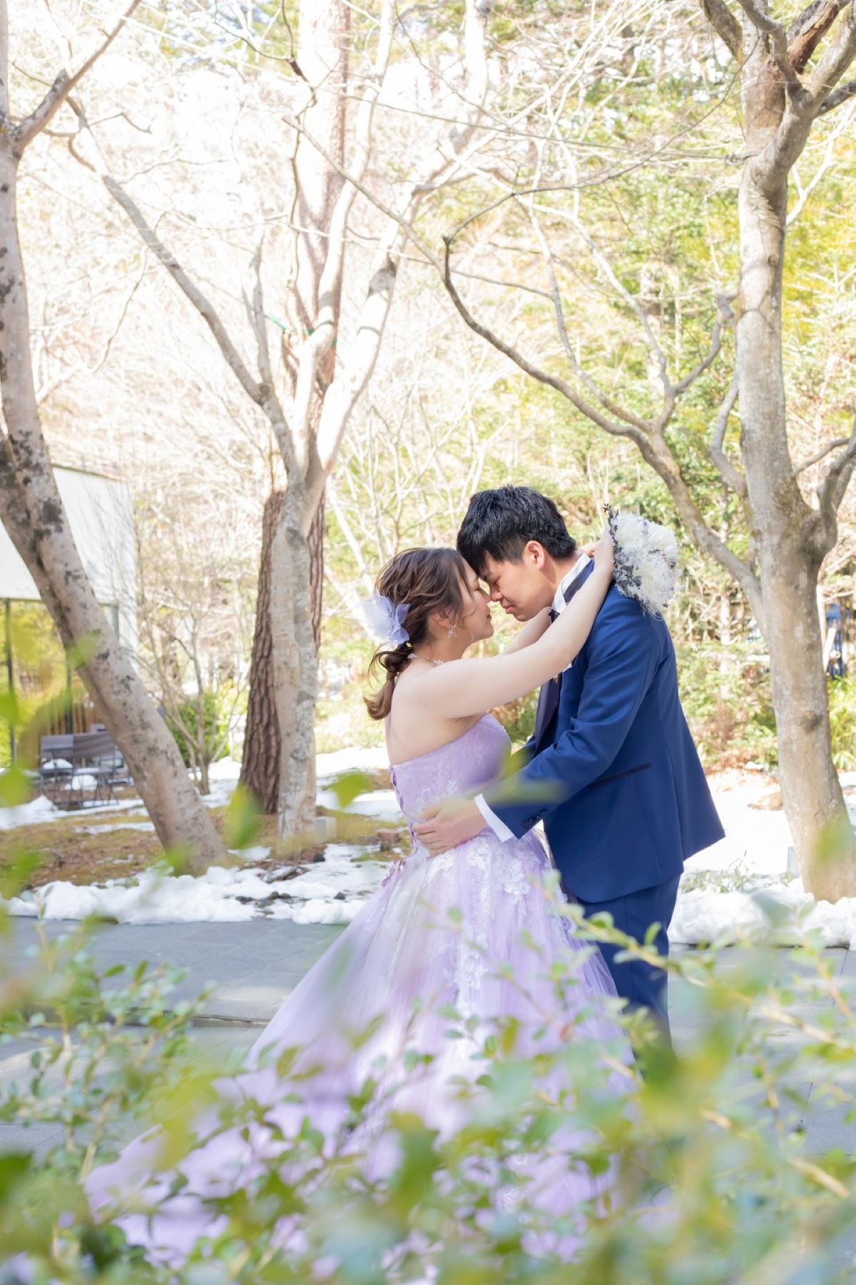 雄大な軽井沢の自然が、お二人だけの特別な舞台。四季折々の美しい森の光の中で、とっておきの前撮りを叶えます。アネーリ軽井沢なら、挙式当日を気にせず、ゆったりとロケーションフォトを楽しめます。