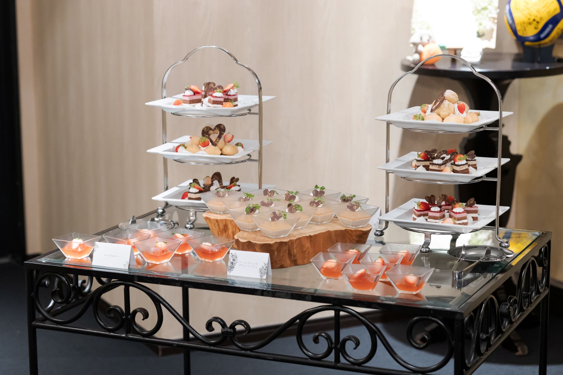 祝宴を彩るパティシエ特製のデザートビュッフェ。旬のフルーツを贅沢に使ったスイーツで、ゲストへおもてなしの心を伝えます。軽井沢での結婚式の演出はアネーリ軽井沢へ。