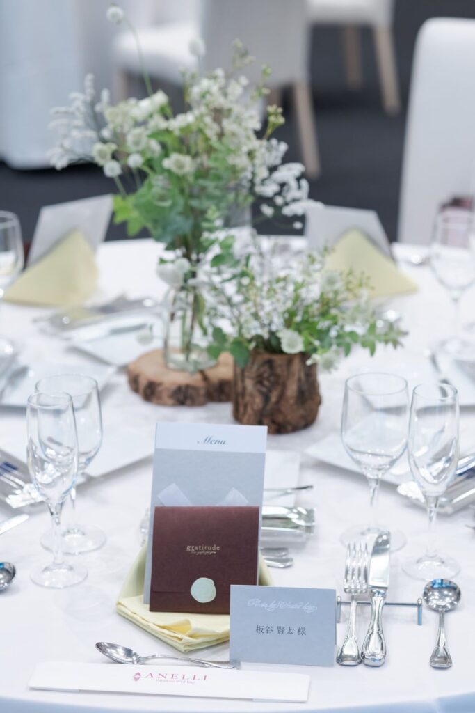 光の森のチャペルで誓う永遠の愛。 このドラマティックな空間を彩るブーケやリングピローも、DIYならお二人らしさを表現できます。軽井沢の自然に合うナチュラルな装飾を。