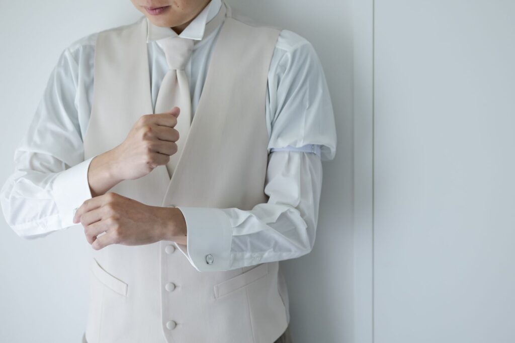 特別な一日に向けて、タキシードをキリッと着こなす新郎。軽井沢のリゾートウエディングは、おふたりが主役です。アネーリ軽井沢で、お洒落に決める結婚式を。