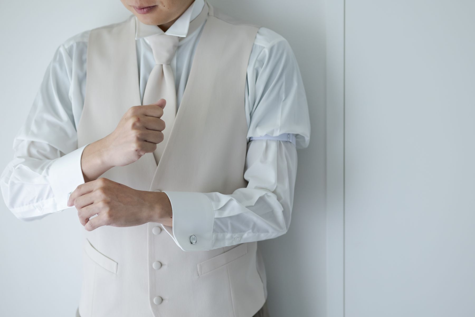 特別な一日に向けて、タキシードをキリッと着こなす新郎。軽井沢のリゾートウエディングは、おふたりが主役です。アネーリ軽井沢で、お洒落に決める結婚式を。