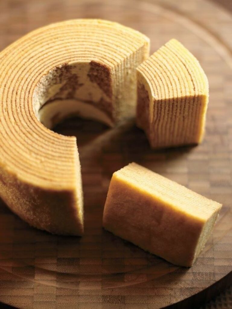 感謝を込めた引出物には、**「末永い愛」**を意味するバームクーヘンを。年輪のように永遠に続くお二人の愛の証を、大切なゲストへ心を込めてお届けします。