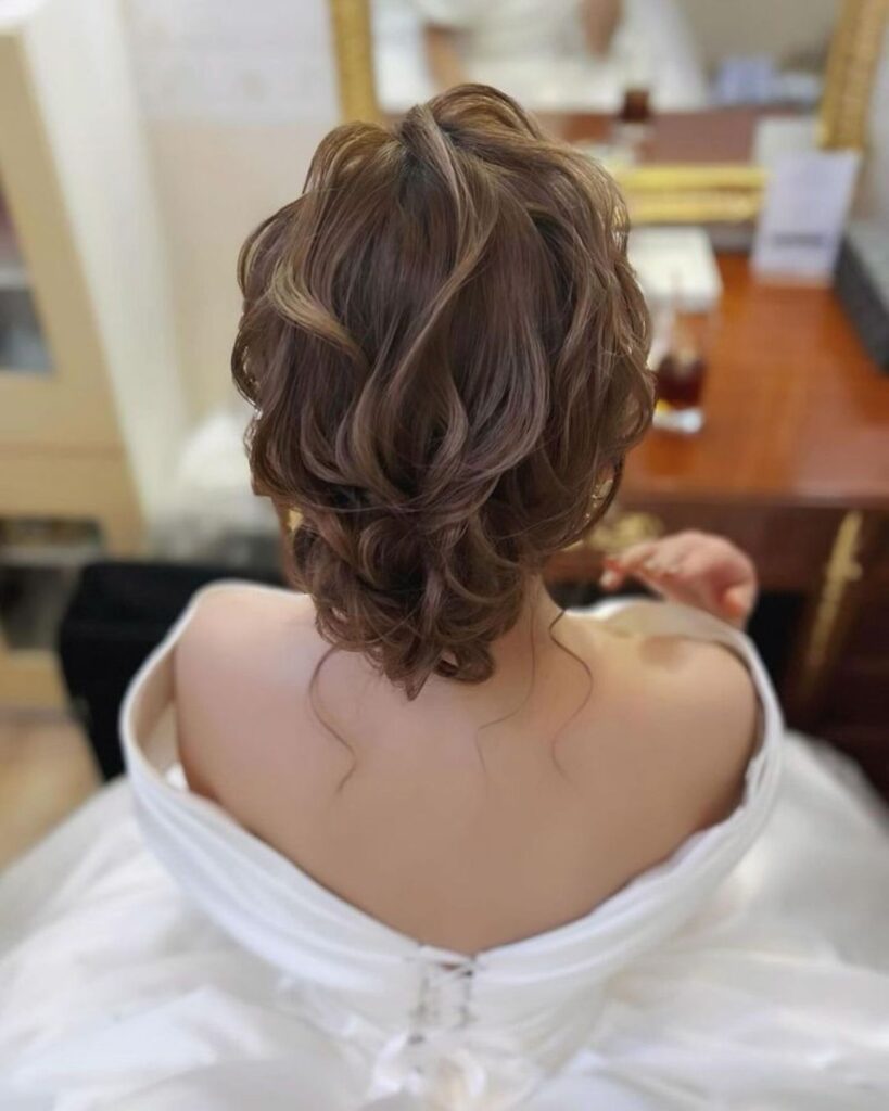 軽井沢ウェディングに映えるのはナチュラルなヘアスタイル。お花やグリーンを使ったアレンジで、森の妖精のような花嫁に。